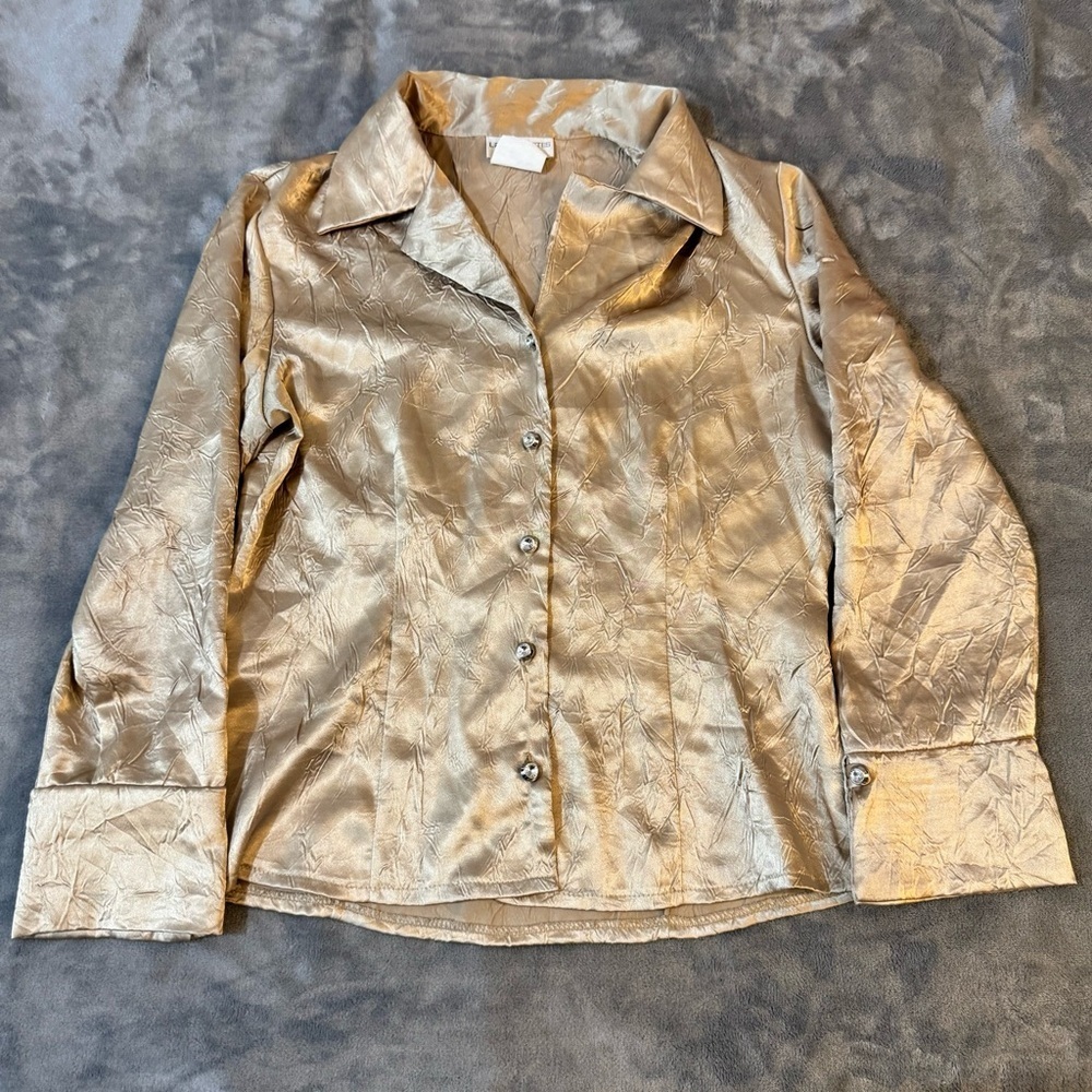 Elegant Gold Women's Button-Up Top

#1335